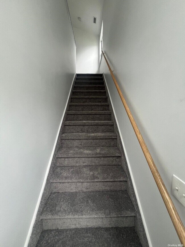 Building Photo - 814 Birchwood Park Dr