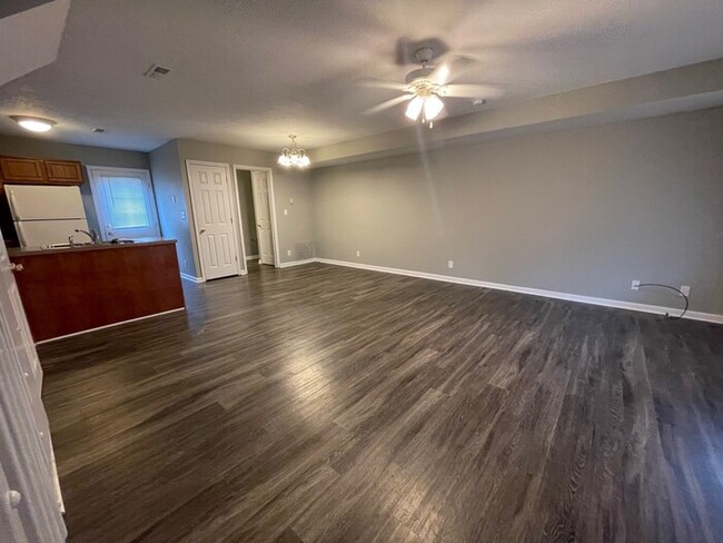 Building Photo - 2BD/2.5BA Townhome