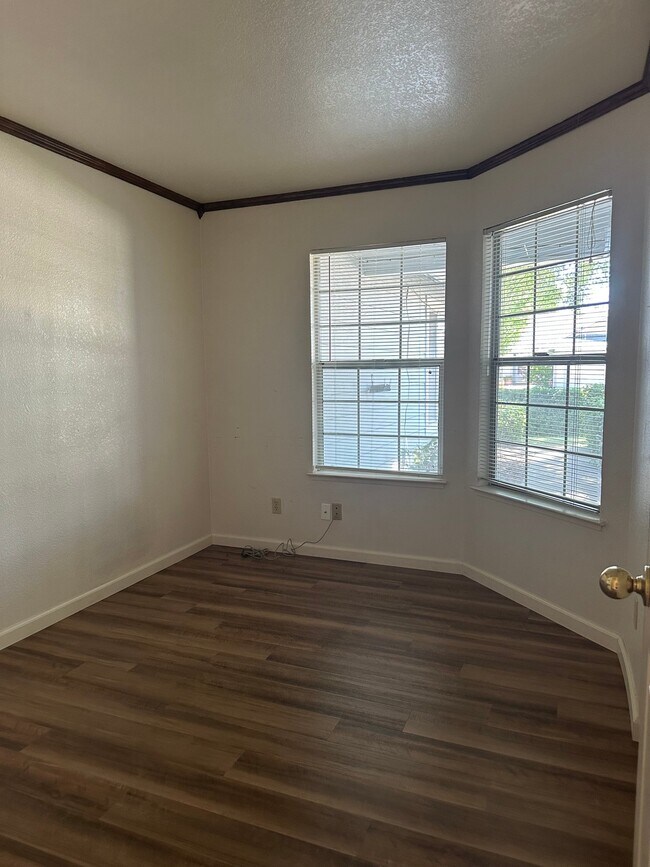 Building Photo - 643 Lunardi Way