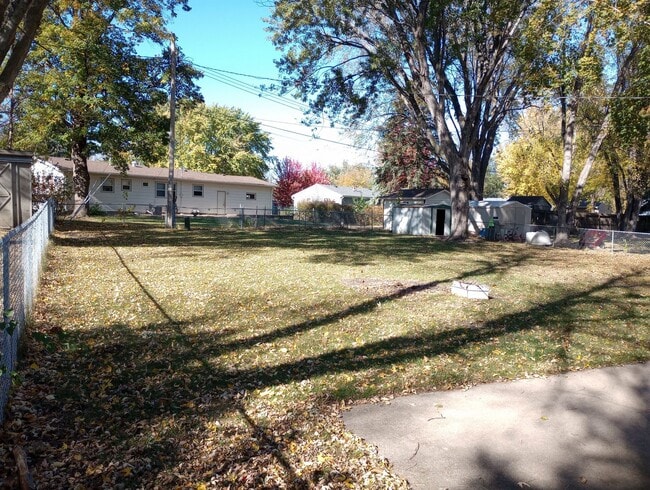 Building Photo - Three bedroom two bathroom house for rent