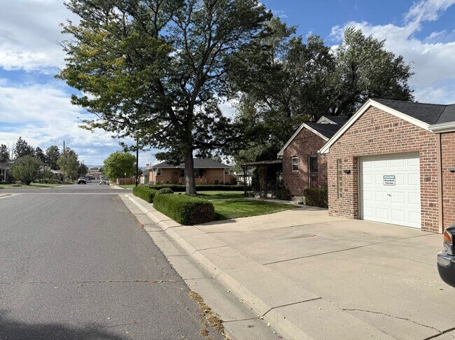 Photo - Adorable Large 4 Bedroom Cottage w/ Tons o... House