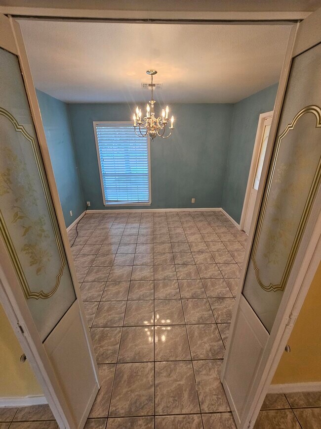 Comedor - 618 Land O Lakes Dr