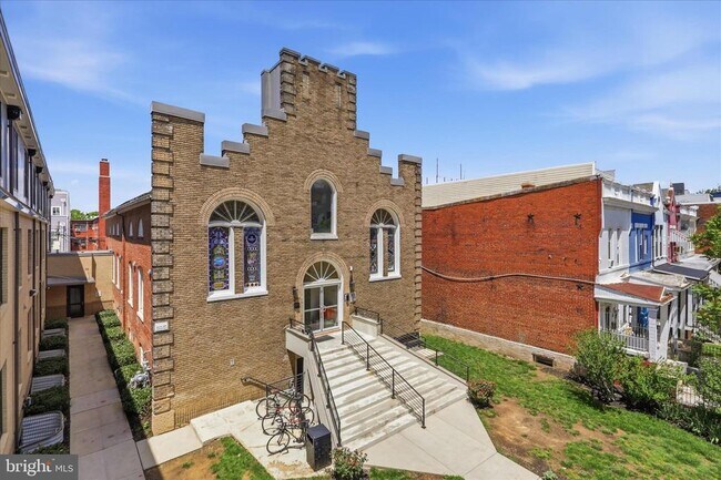 Building Photo - 625 Park Rd NW