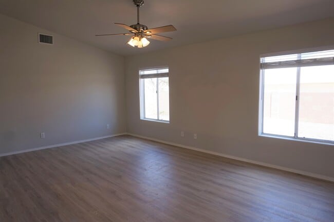 Foto del edificio - 1388 Skyline Ave