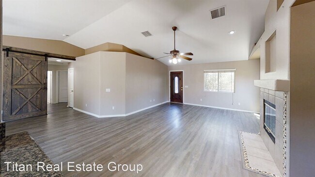 Foto del edificio - 3 br, 2 bath House - 14583 Almond St