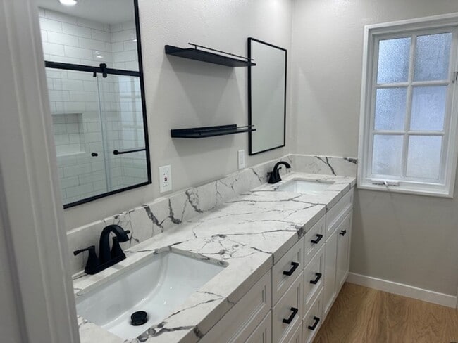 Building Photo - Remodeled 3 Bedroom 2 Bath 2 Story Home