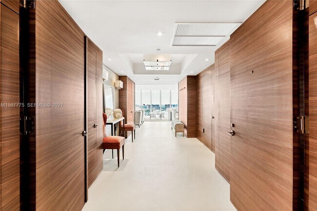 Foto del edificio - 18911 Collins Ave