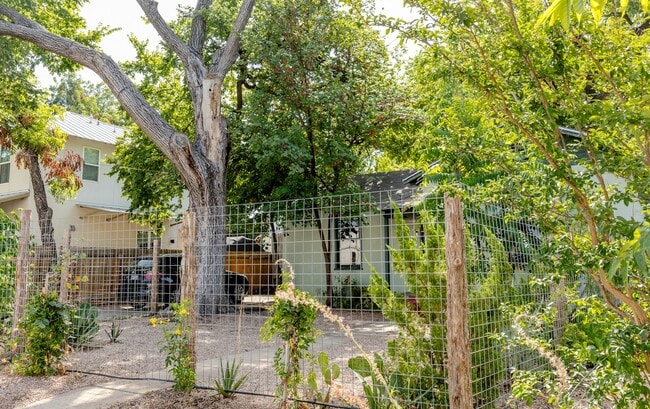 Foto del edificio - 4611 Harmon Ave