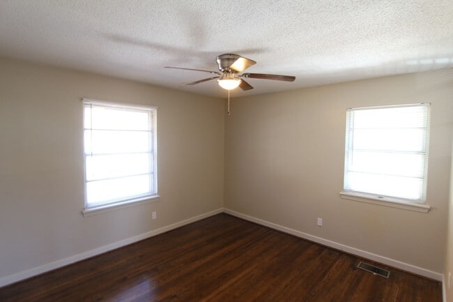 Building Photo - New On The Market with Fresh Updates!!