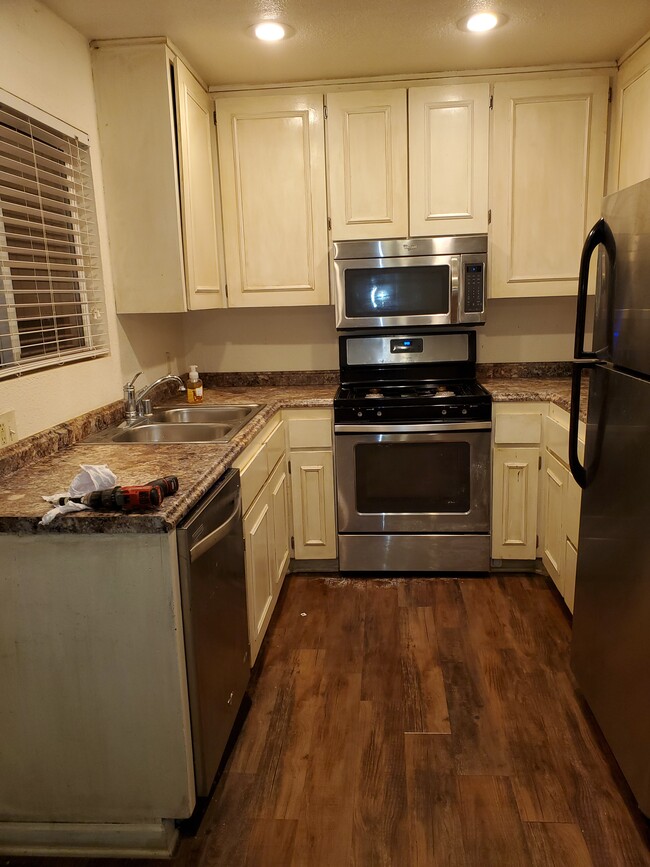 kitchen - 1615 Brown St