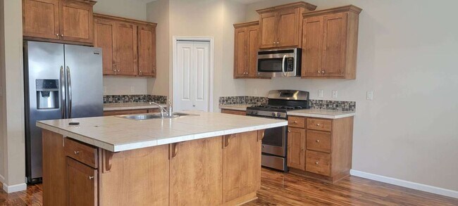 Building Photo - 4 bedroom with one large bonus room