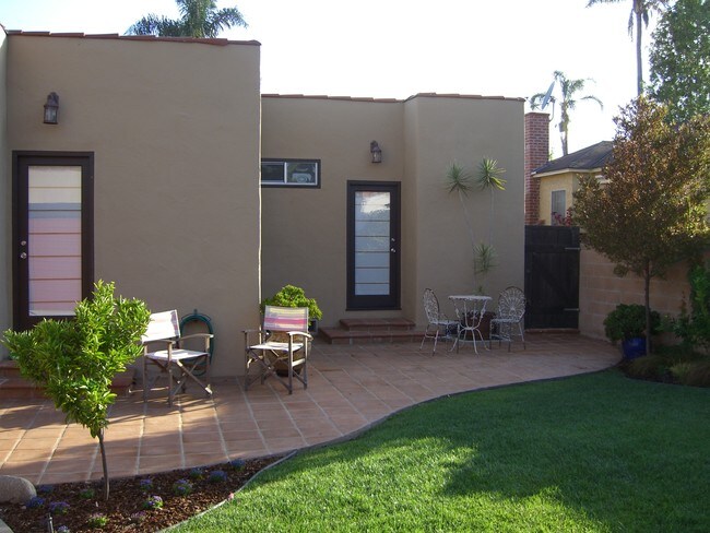 Foto del edificio - 1558 S Carmelina Ave