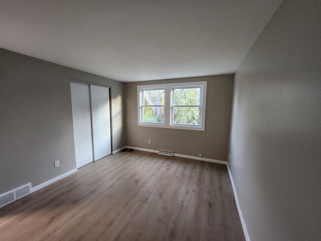 Building Photo - 655 Sunflower Dr