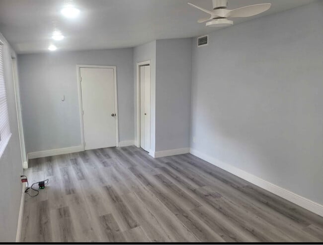 Building Photo - 8421 N Packwood Ave