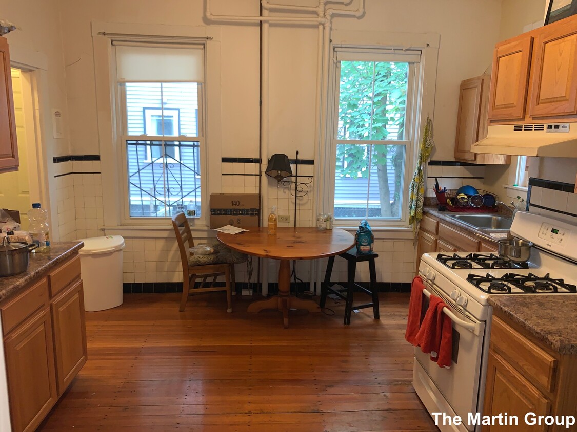 Primary Photo - 139 Antrim St