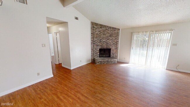 Foto del edificio - 2 br, 2 bath House - 107 Hughson Ct