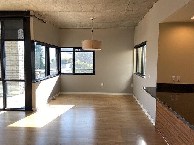 Building Photo - 1830 NW Riverscape St