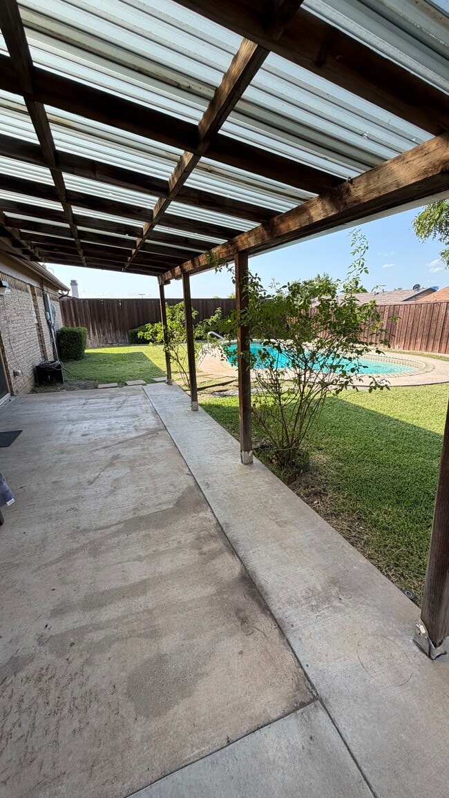 Building Photo - 1803 Redbud Cir