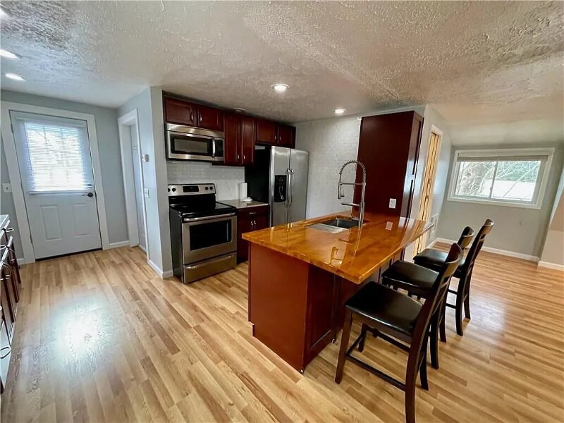 Foto principal - 2241 E Main St