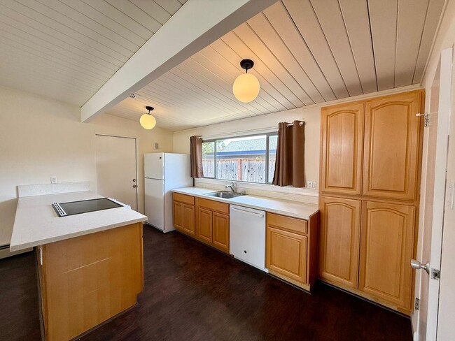 Building Photo - BEAUTIFULLY MAINTAINED EICHLER-STYLE HOME IN DESIRABLE LUCAS VALLEY WITH HOA POOL AND TENNIS COURTS