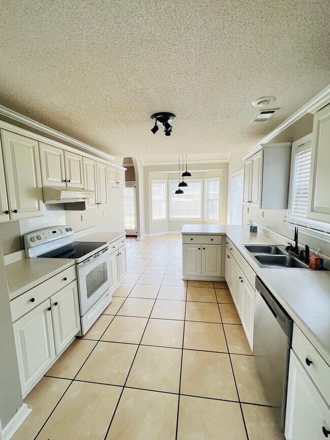 Foto del edificio - Huge 4 bedroom home For Rent