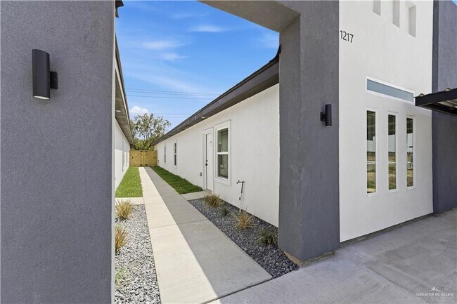 Building Photo - 12 Rosewood Ln
