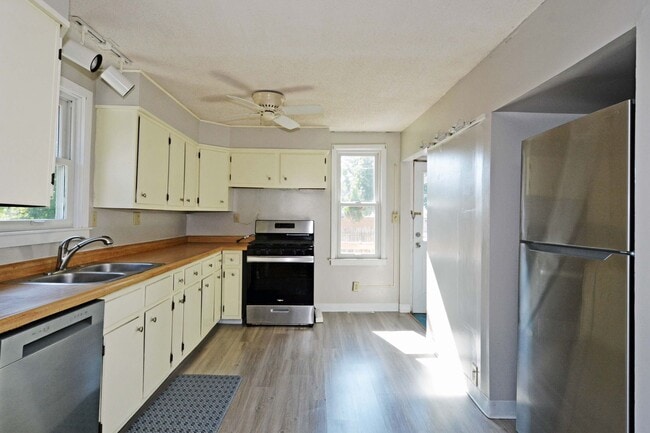 Building Photo - Beautiful 3-Bed 1.5-Bath Home in St. Paul!