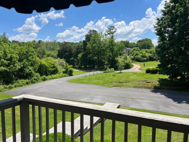 Foto del edificio - AVAILABLE April  2026! Secluded 2 bedroom Condo, Located minutes to Downtown JC & ETSU