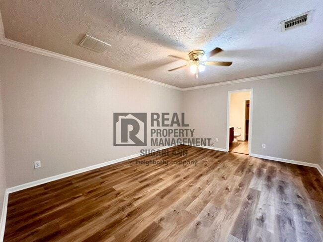 Building Photo - Gorgeous 4 Bed, 2.5 Bath Home in Prime Location!