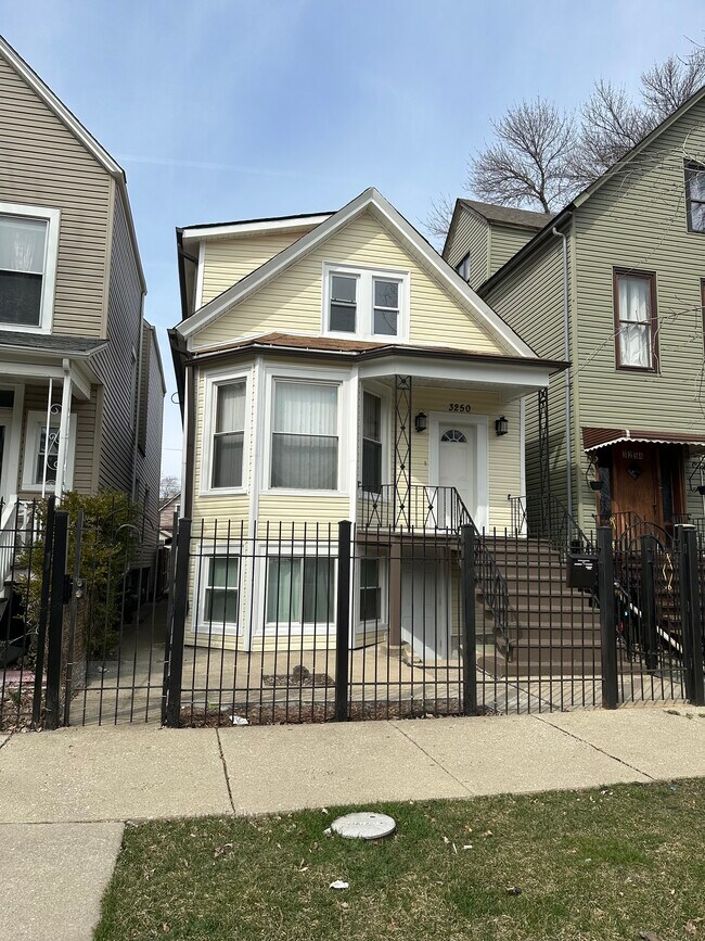 Building Photo - 3250 N Albany Ave