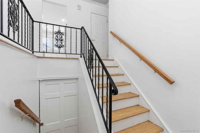 Building Photo - 1618 Morningview Dr