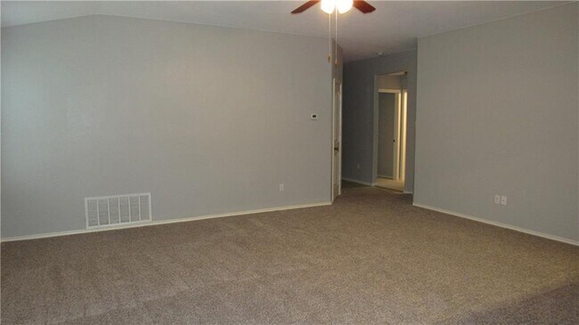 Building Photo - 2824 Bluffstone Dr