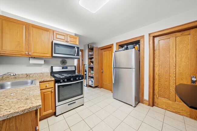 Building Photo - 1025 W 31st Pl