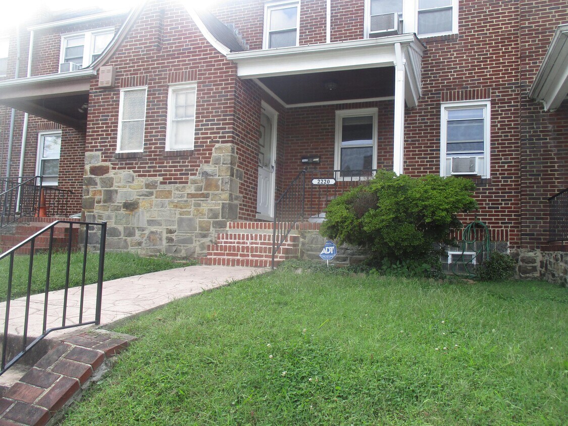 Primary Photo - 2220 N Rosedale St
