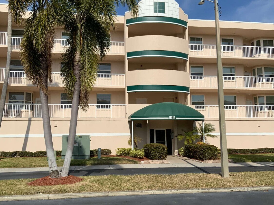 Primary Photo - Spacious Layout: 1,595 square feet with 3 ...