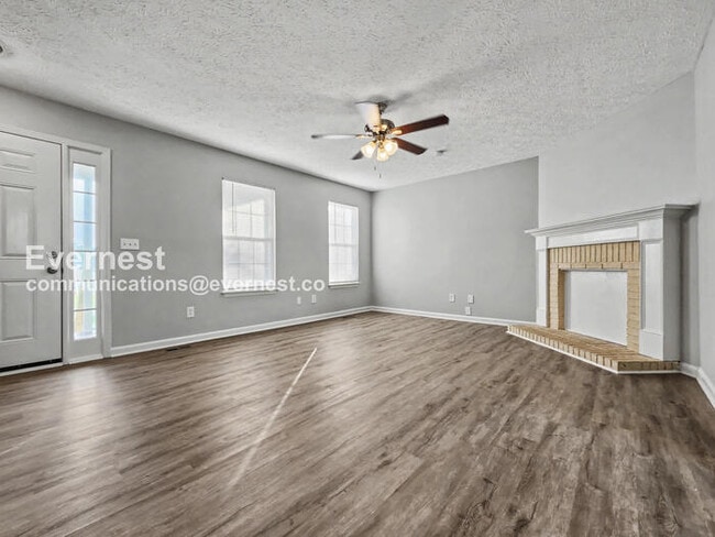 Building Photo - 3 Bed, 3 Bath with Fenced Yard & Garage / Pet-Friendly / Available Now!