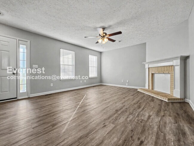 Foto del edificio - 3 Bed, 3 Bath with Fenced Yard & Garage / Pet-Friendly / Available Now!