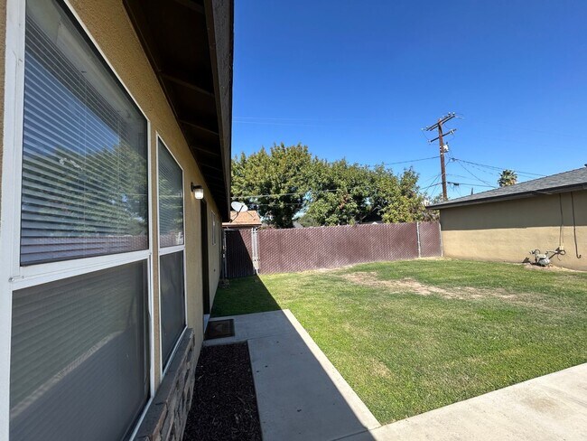 Building Photo - 1748-1750 Garden