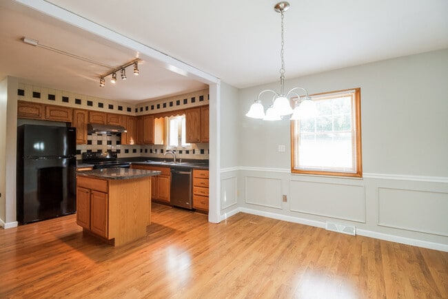 Building Photo - 7172 Grantham Way