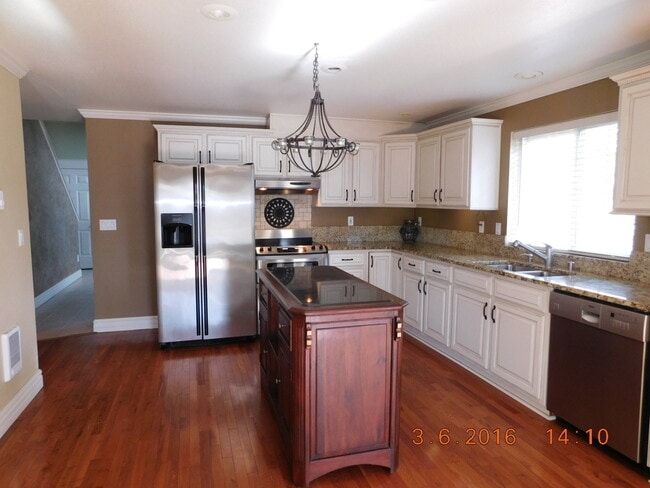 Foto del edificio - Beautifully Custom Updated 3BD/1.5BA Home ~ Gorgeous Kitchen & Master Bedroom!