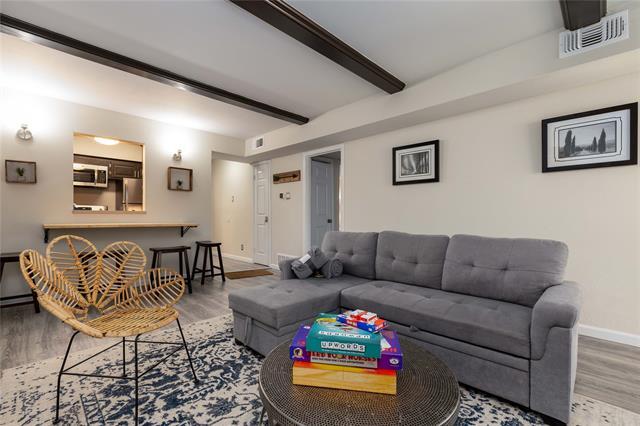 Foto principal - 904 S Weatherred Dr
