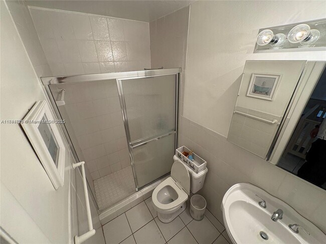 Foto del edificio - 6612 Dahlia Dr