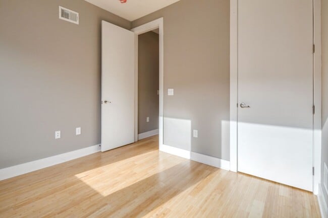 Foto del edificio - Queen Village Townhome