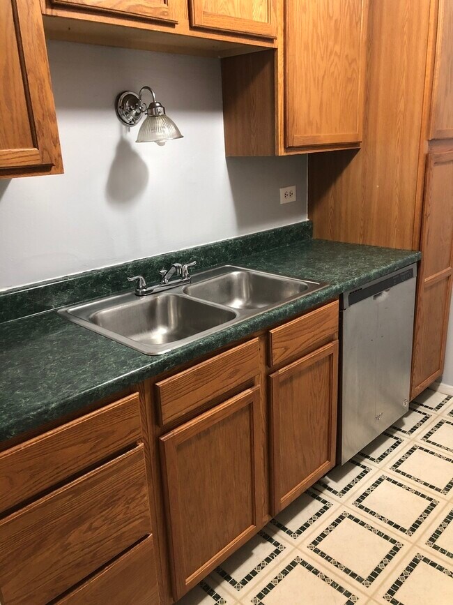 6147 Knoll Wood Ct Unit 102, Willowbrook, IL 60527 Condo for Rent in