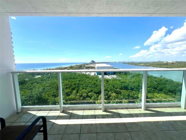 Foto del edificio - 100 Bayview Dr