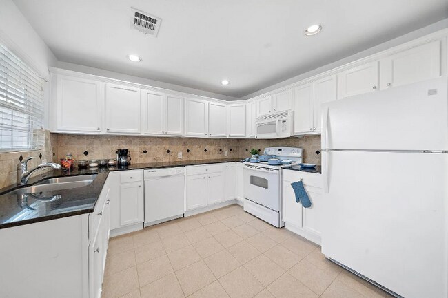 Building Photo - 3237 Rosedale St