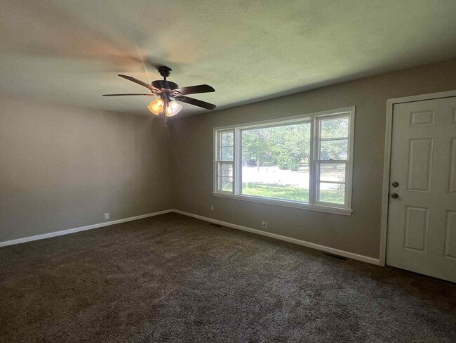 Building Photo - CUTE 3 BEDROOM / 1.5 BATHROOM HOUSE IN JOP...