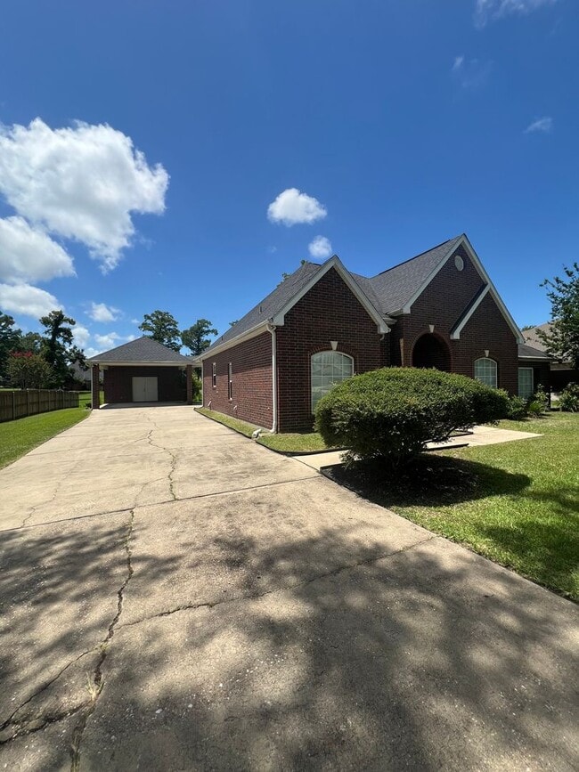 Building Photo - 1909 E Rosedown Dr