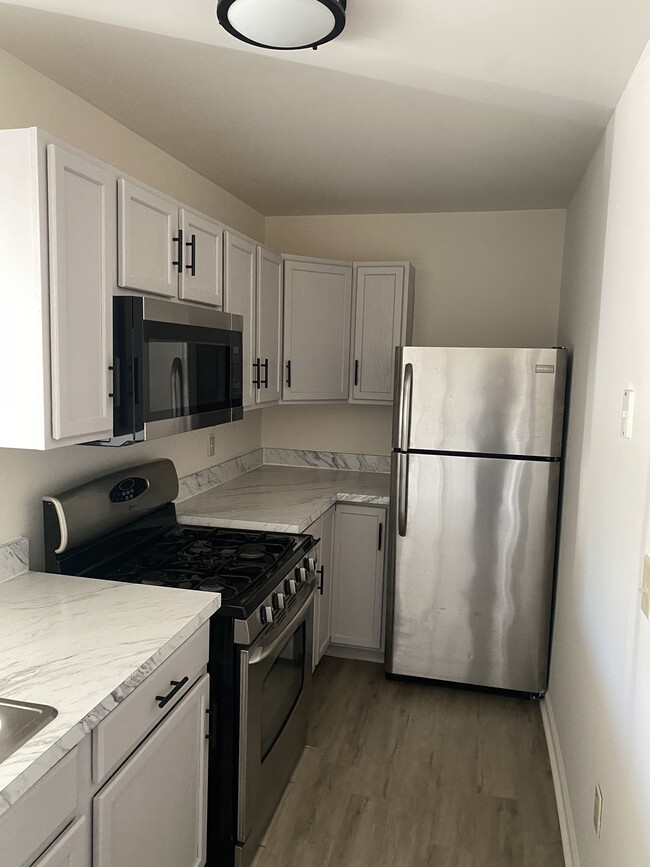 Kitchen with stainless steel appliances - Wellington Gardens