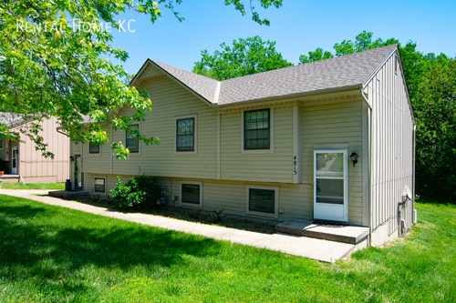 Foto del edificio - 3-bed 2-full-bath Duplex w/Double Garage  ...